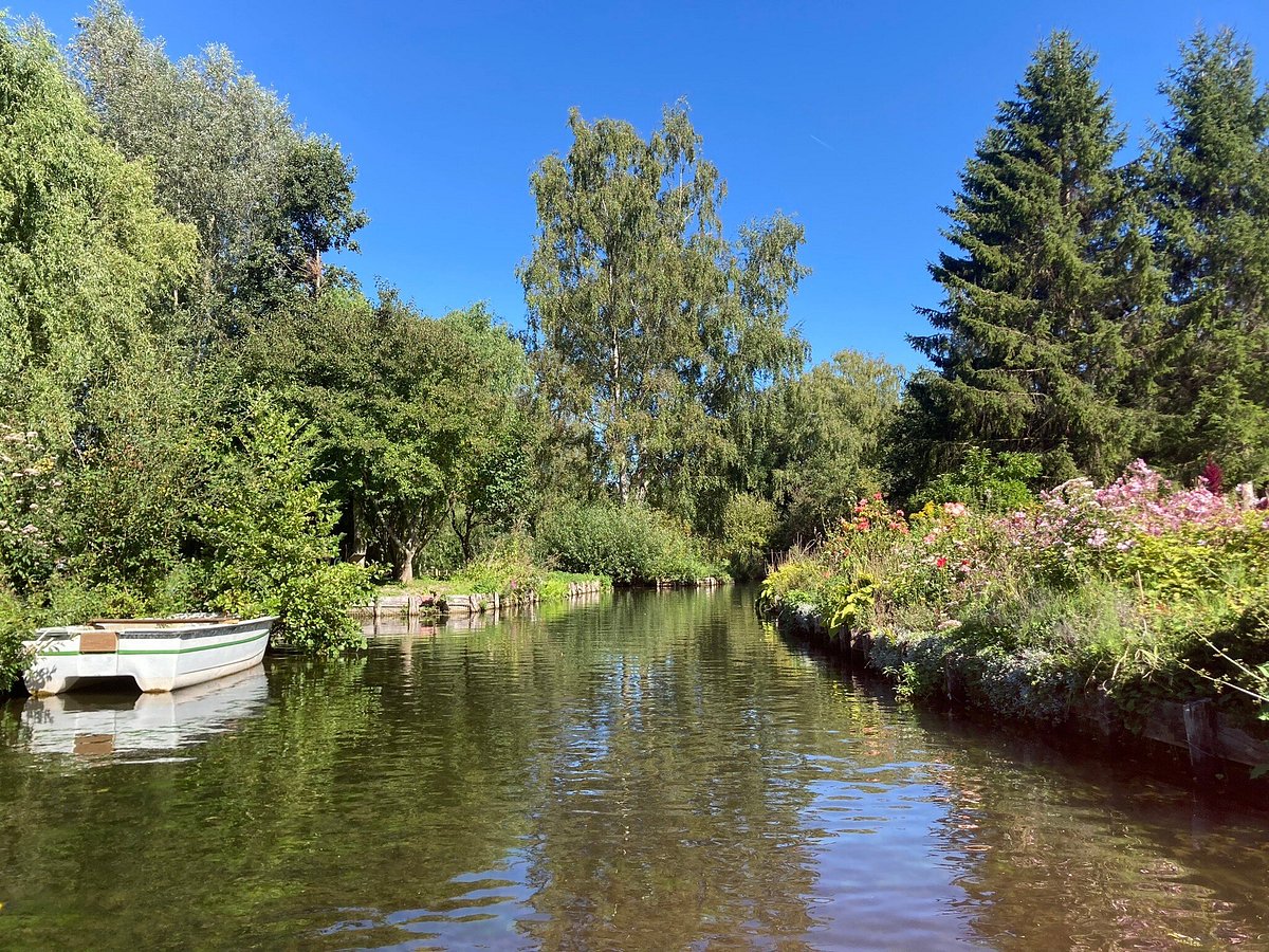 Une barque et un jardin au bord de l’eau aux Hortillonnages