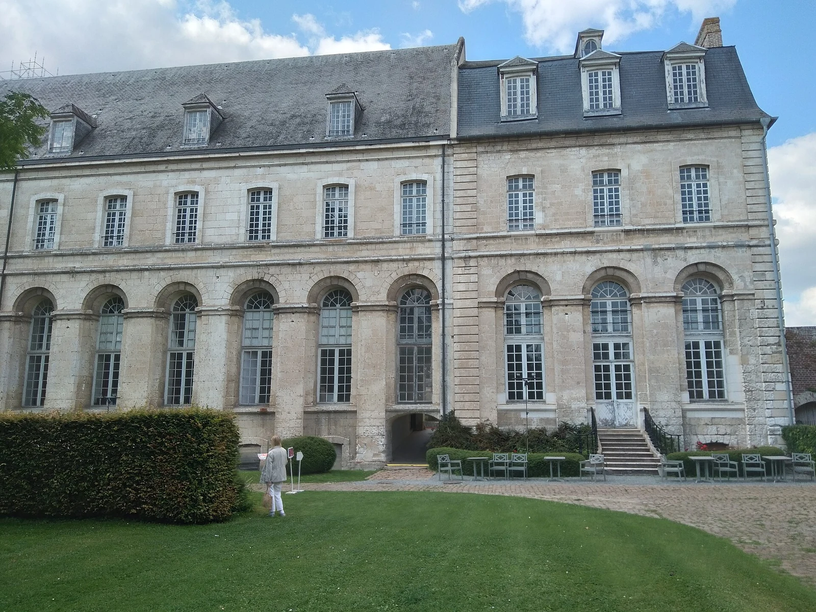 La façade classique des bâtiments de l’abbaye de Saint-Riquier, côté parc