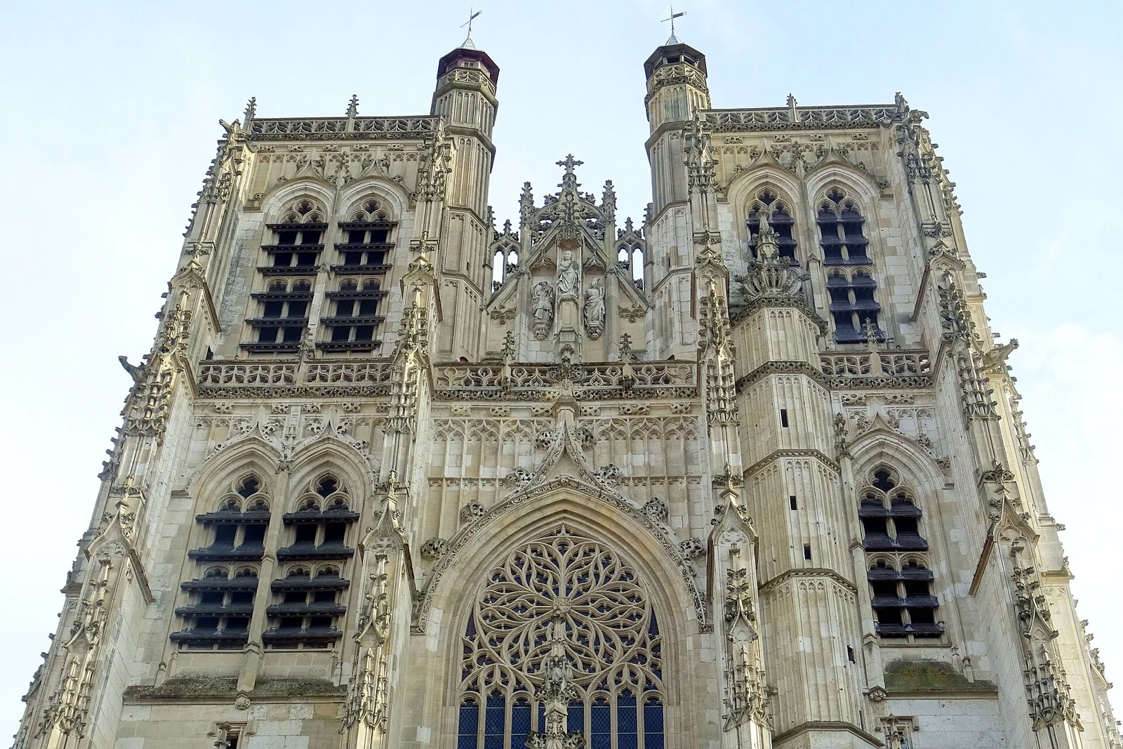 La façade gothique flamboyante de la collégiale Saint-Vulfran d’Abbeville et ses deux tours