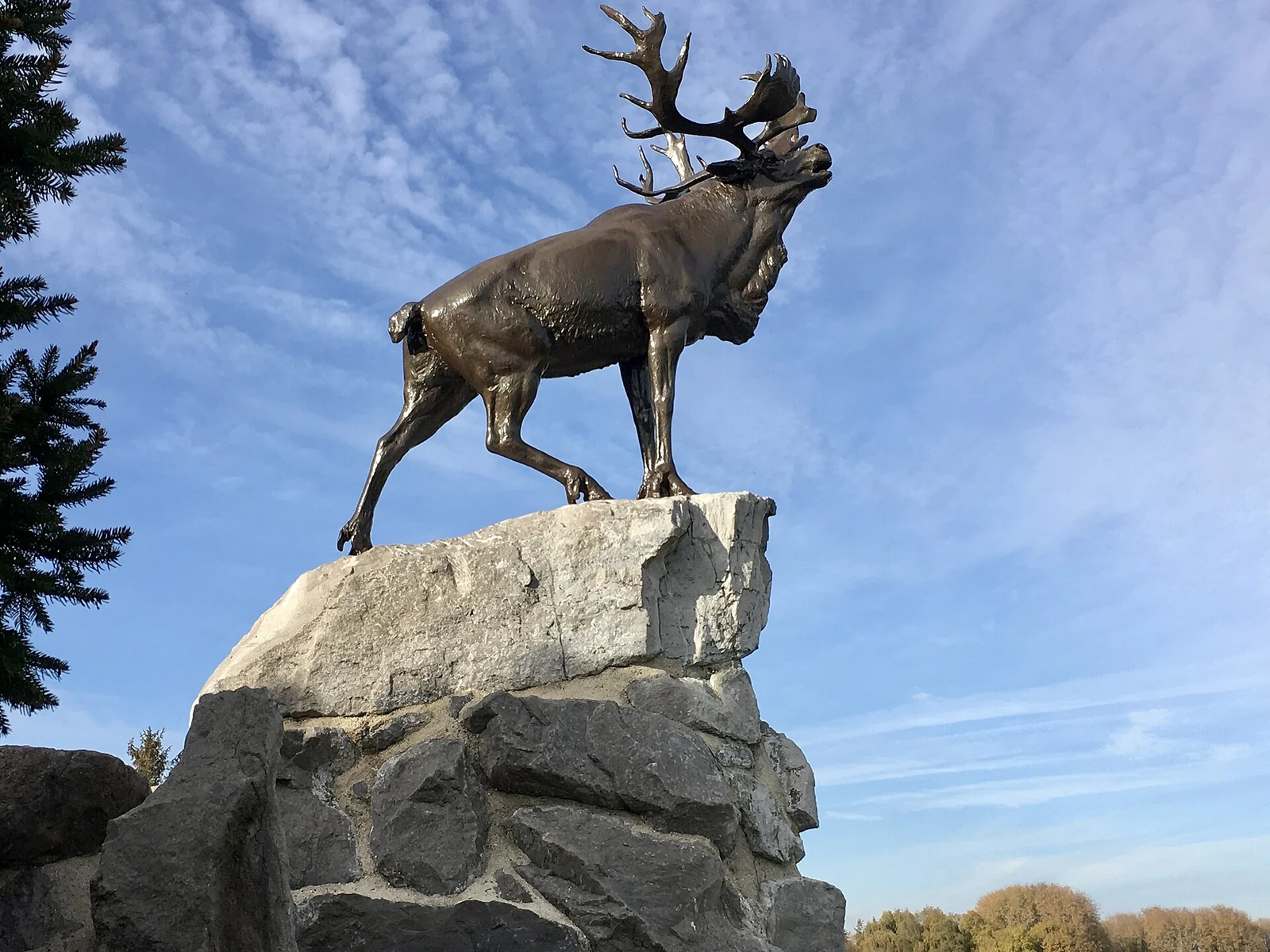 Le caribou de bronze du mémorial terre-neuvien de Beaumont-Hamel, dressé sur son rocher