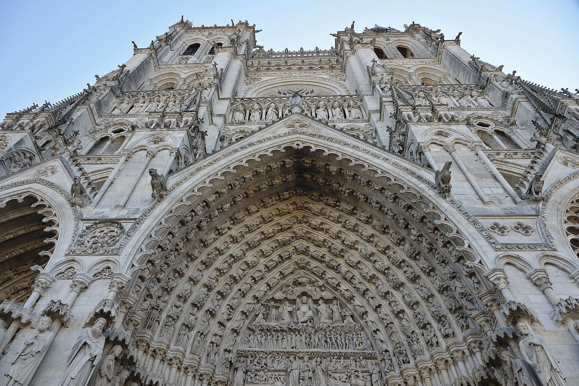La façade gothique sculptée de la cathédrale Notre-Dame d’Amiens