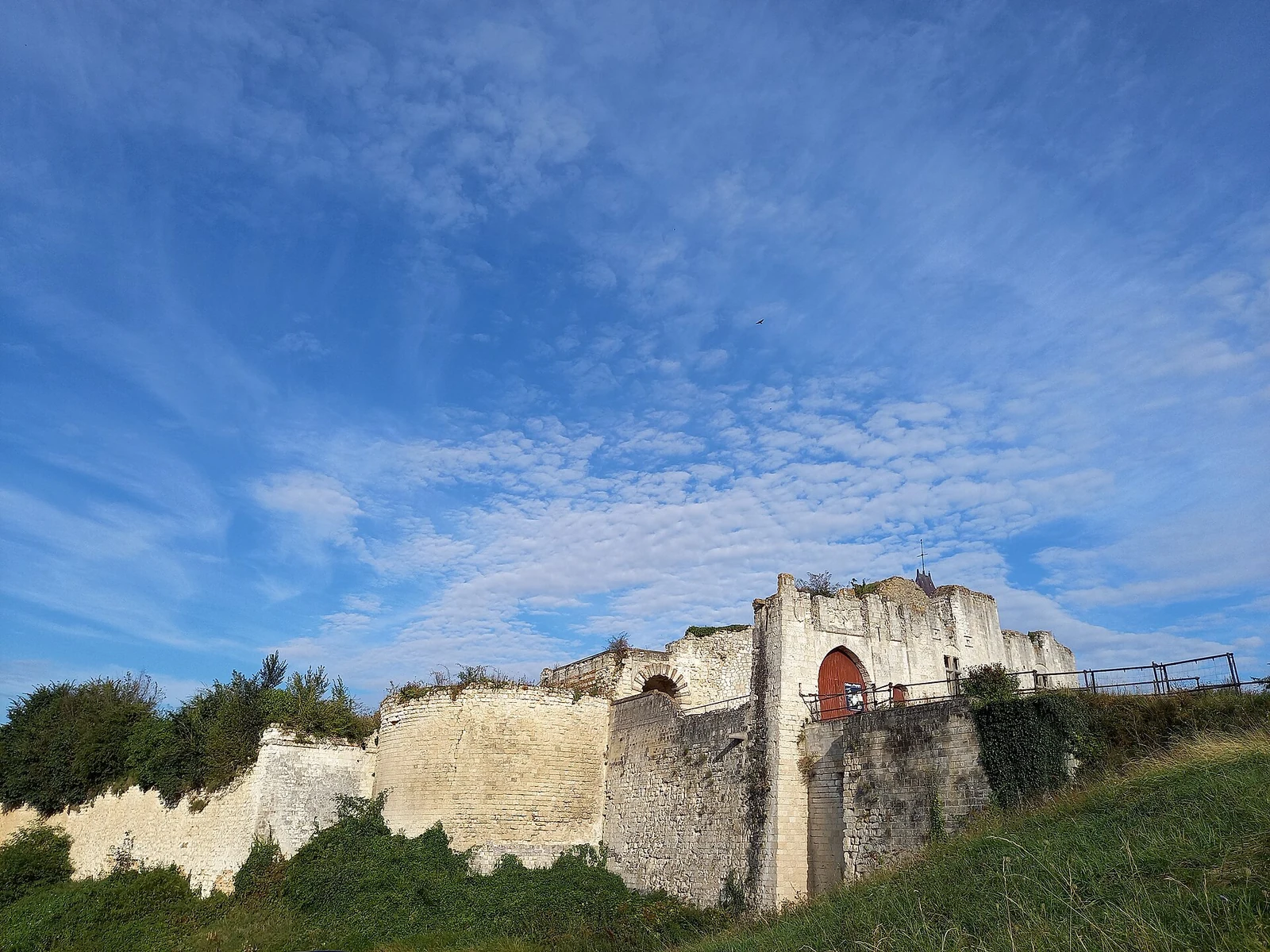 Les remparts en ruine du château de Picquigny sur leur coteau herbeux