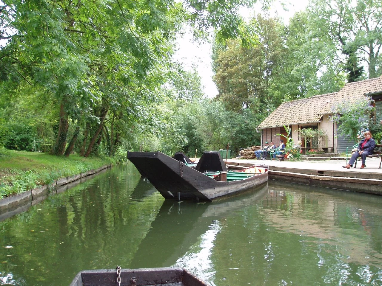 Une barque traditionnelle sur un petit canal des Hortillonnages