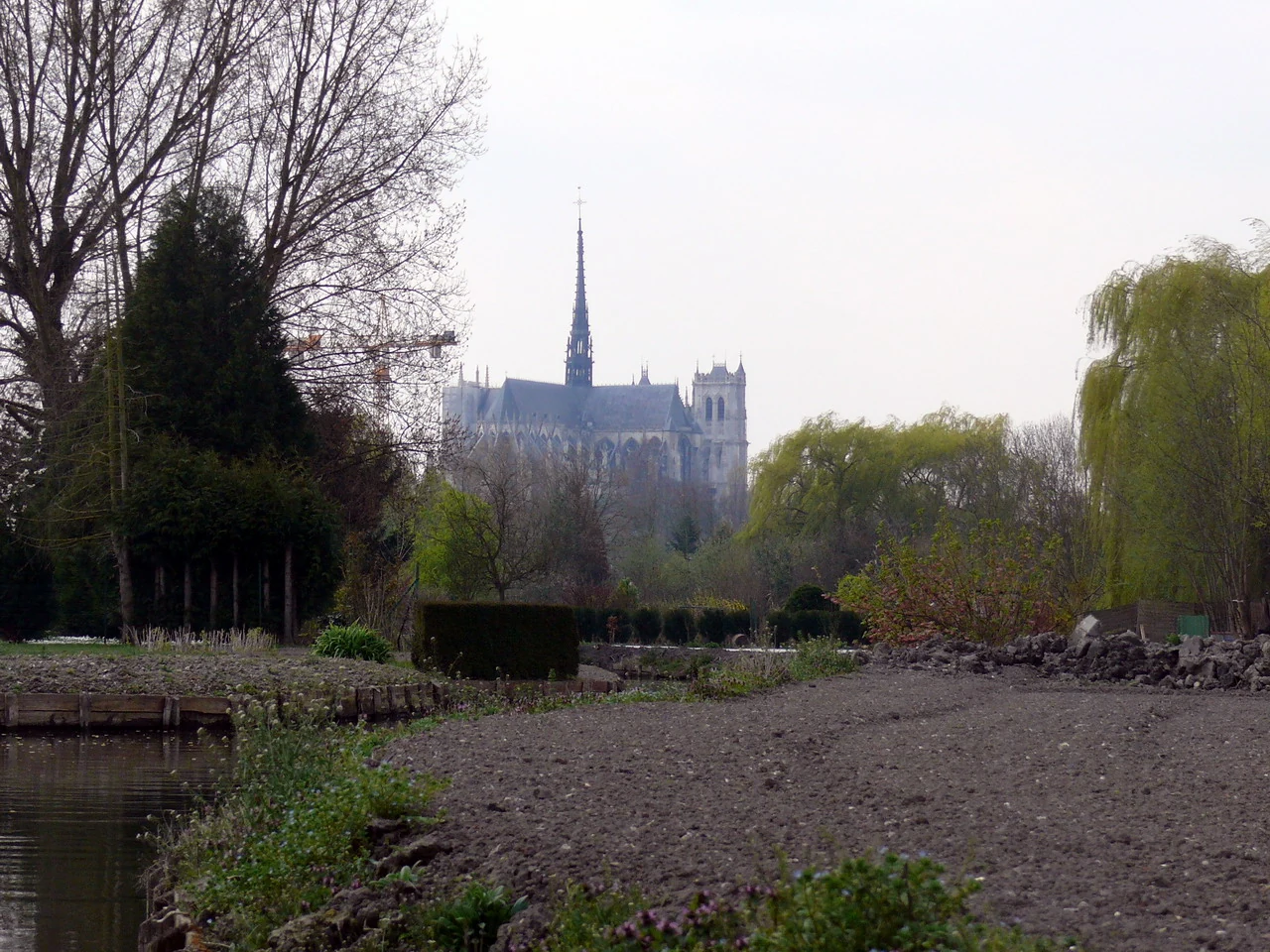 Un canal des Hortillonnages avec la cathédrale d’Amiens à l’arrière-plan