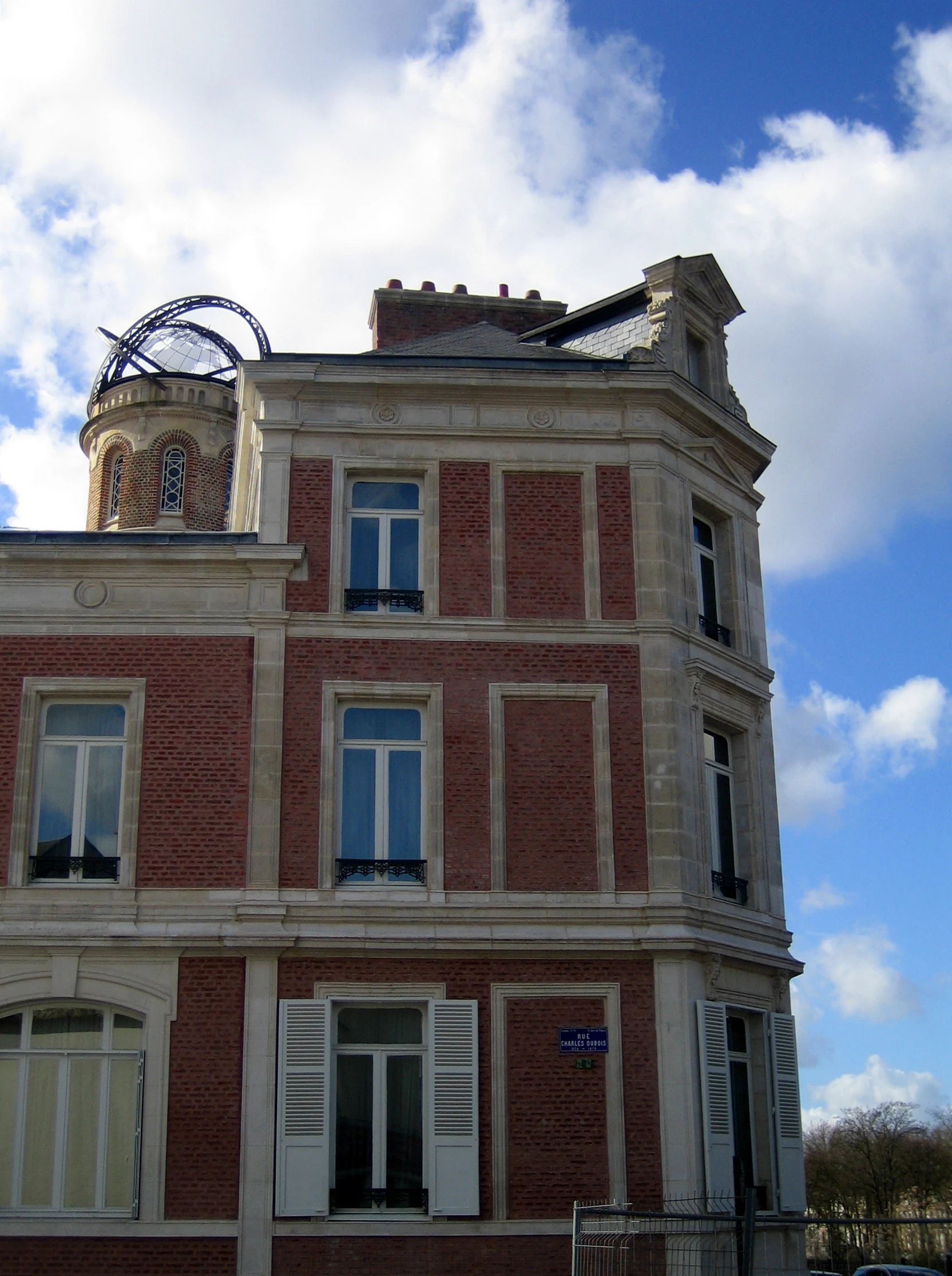 La tour de la Maison de Jules Verne, reconnaissable dans le paysage urbain d’Amiens