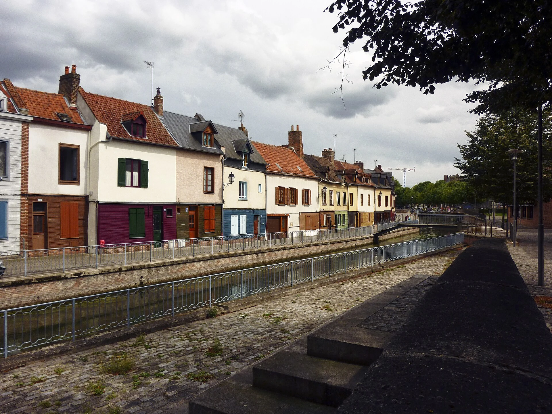 Une rue de Saint-Leu avec des maisons anciennes et une perspective vers le canal