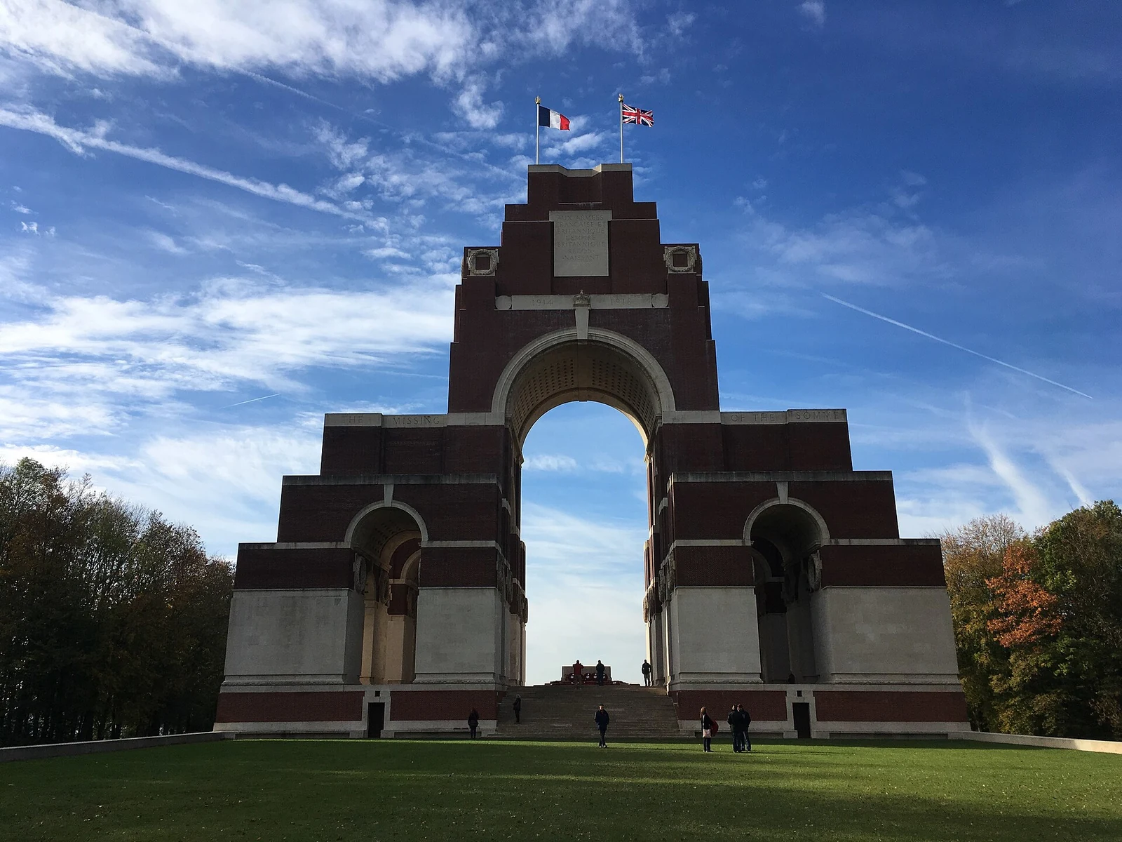 Le mémorial franco-britannique de Thiepval, grande arche de brique et de pierre sous un ciel bleu