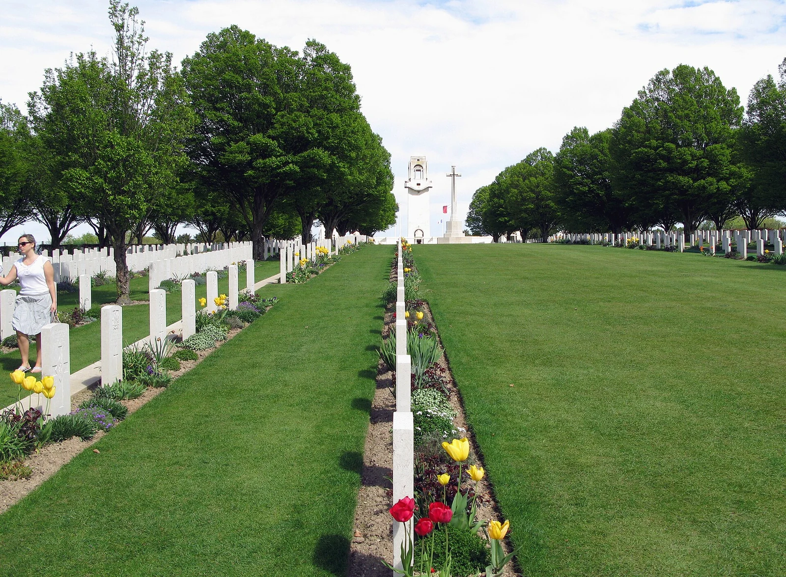L’allée du cimetière militaire de Villers-Bretonneux menant à la tour du mémorial national australien