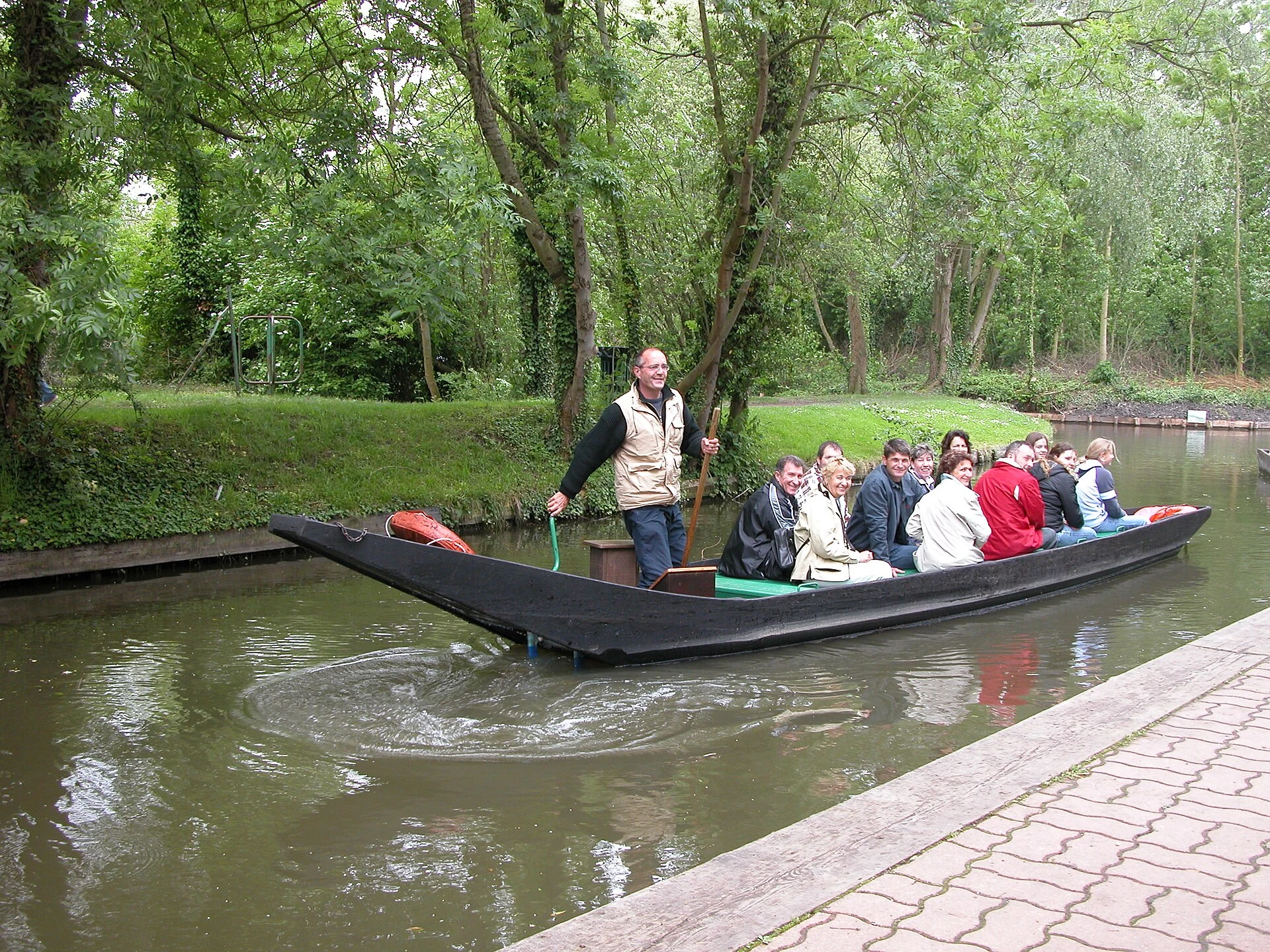 Des visiteurs découvrent les canaux des Hortillonnages depuis une barque